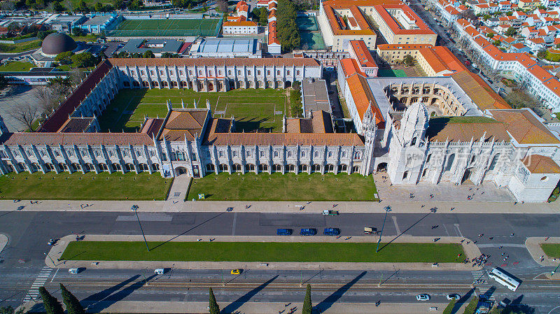 Mosteiro dos教堂和修道院周围Jerónimos,Belém，里斯本。热罗尼莫斯修道院是国家万神殿，葡萄牙的重要景点之一。美丽的帝国广场花园